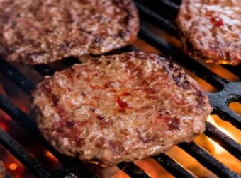 Μπιφτέκια χωρίς λιπαρά: Το κόλπο στο μαγείρεμα του κιμά για να µην απορροφήσουν πολύ λάδι