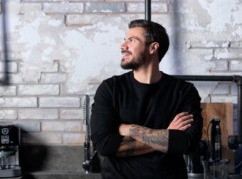 Άκης Πετρετζίκης: Έκλεισε όλα τα μαγαζιά εστίασης στην Αθήνα