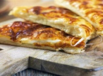 «Αλλιώτικη» τυρόπιτα στο τηγάνι – Σκέτη νοστιμιά με τον πιο γρήγορο τρόπο