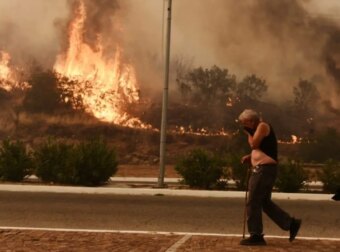 Πυρκαγιές: Ανεβαίνει προς την Πάρνηθα η φωτιά που ξέσπασε στη Φυλή – Κάηκαν σπίτια κι αυτοκίνητα στη Χασιά