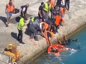 Τήνος: Γυναίκα έπεσε στη θάλασσα κατά την επιβίβαση στο πλοίο – Δείτε βίντεο