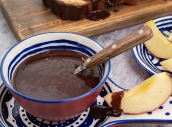 Σοκολάτα γκανάς σκέτη “κόλαση”: To πιο νόστιμο γλυκό μόλις σε 10 λεπτά και με μόνο 2 υλικά