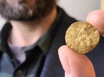 «Βρήκαμε σπάνιο νόμισμα του 1859 σε σεντούκι του πατέρα μας όταν πέθανε» – Η απρόσμενη ανακάλυψη που… γέμισε τις τσέπες τους