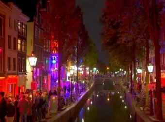 Ιστορικές αλλαγές στην Ολλανδία: Απομακρύνονται οι ιερόδουλες από τις βιτρίνες και τη συνοικία με τα κόκκινα φανάρια